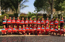 Văn Toàn mua 30 đôi giày tặng các em ở học viện HAGL